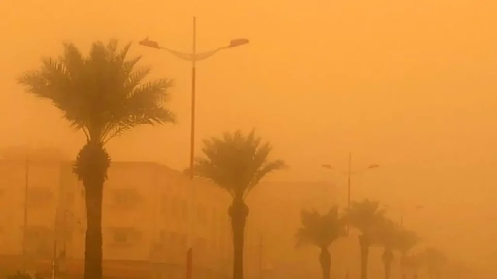 الأرصاد الجوية تحذر من غبار كثيف يعيق الرؤية وارتفاع درجات الحرارة الخميس